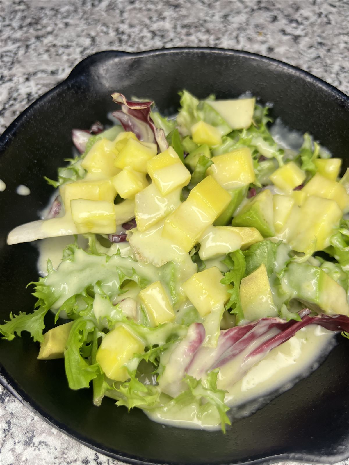Ensalada con aguacate y mango