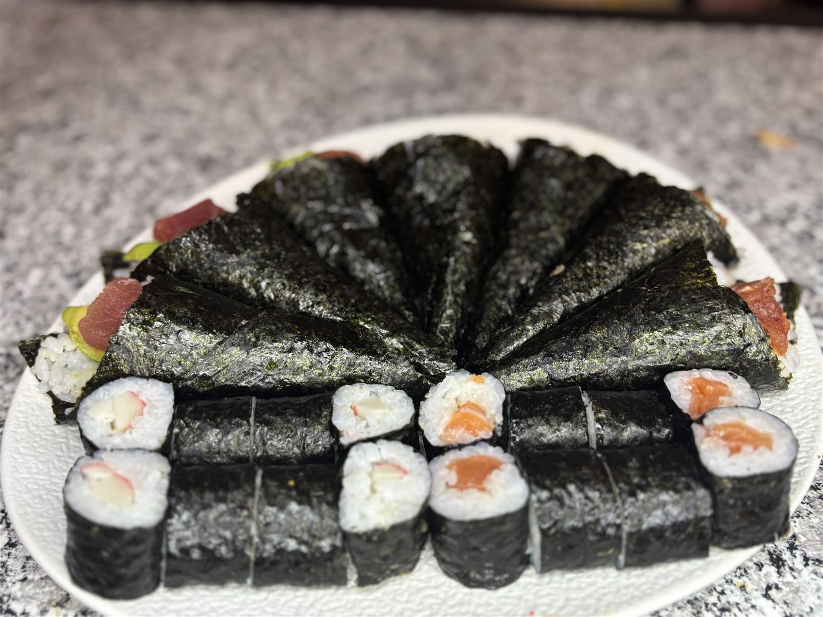 Selección variada de sushi maki