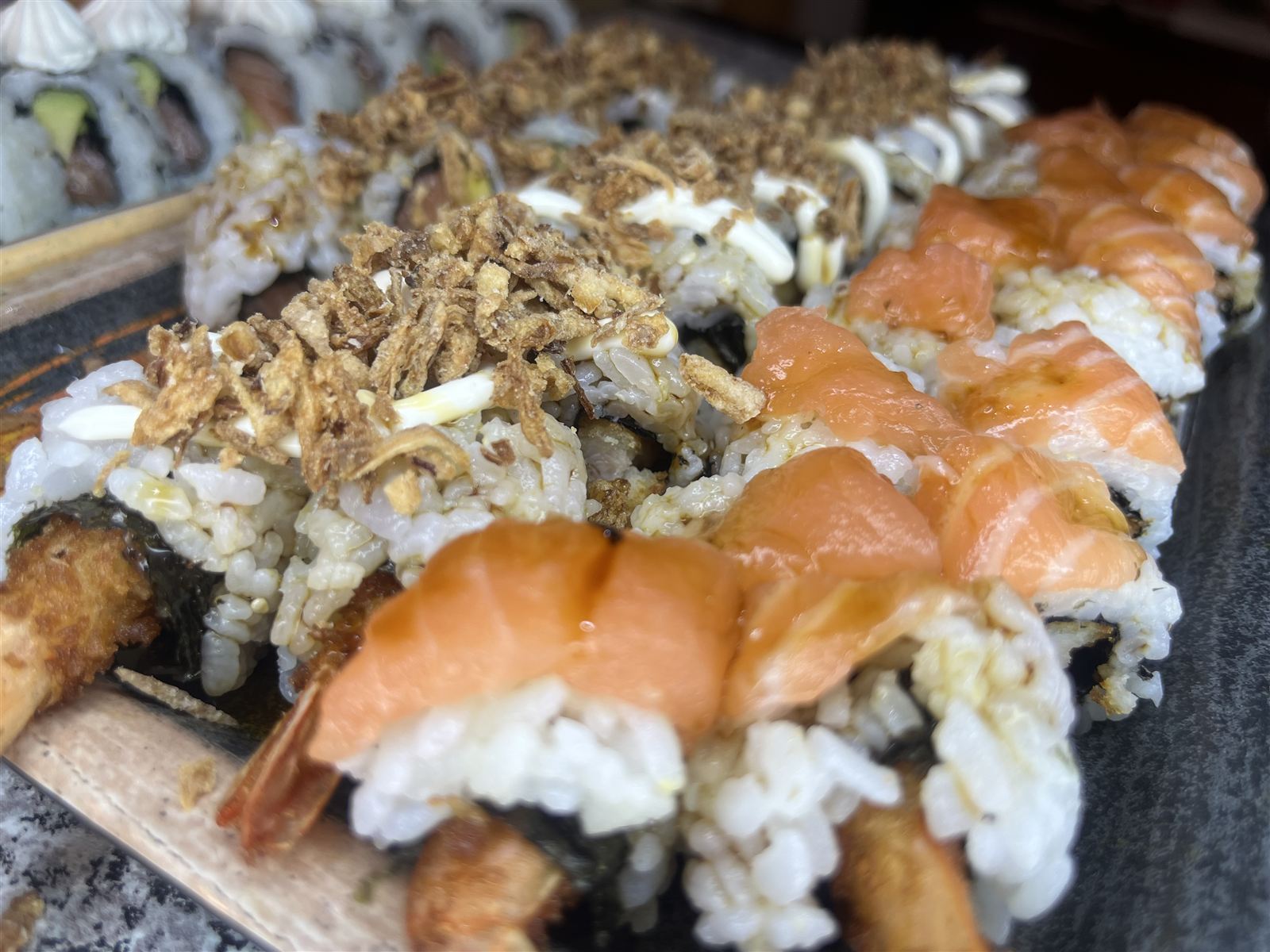 Rolls de sushi con salmón