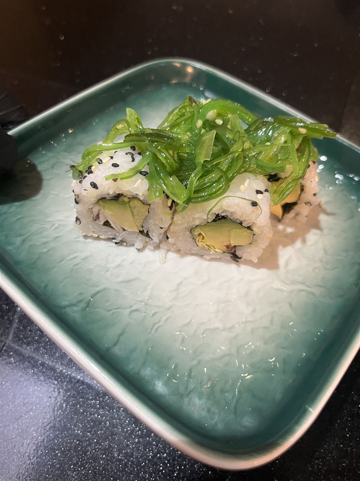 Roll de aguacate con alga wakame