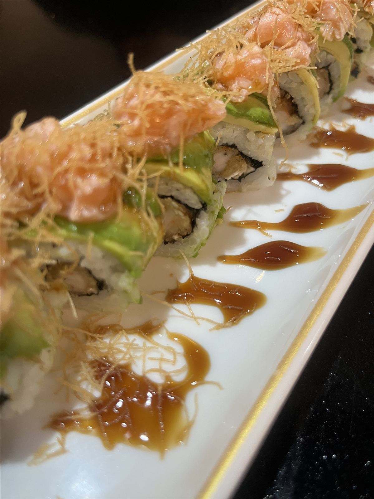 Roll de sushi con salsa teriyaki